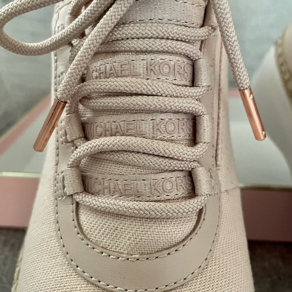 Michael Kors poudre pink sneakers - Picture 2 of 6